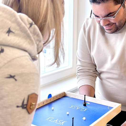 Arian und Annika spielen Klask